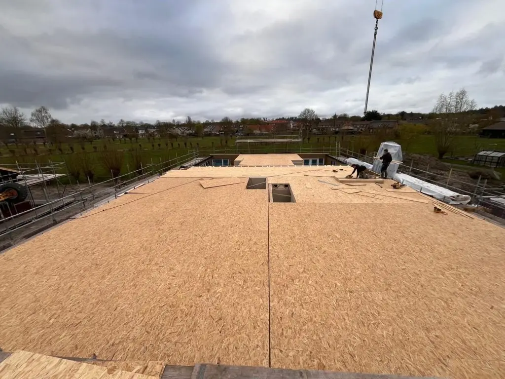 Prefab Posi-Joist vloercassettes worden gemonteerd op de bouwplaats