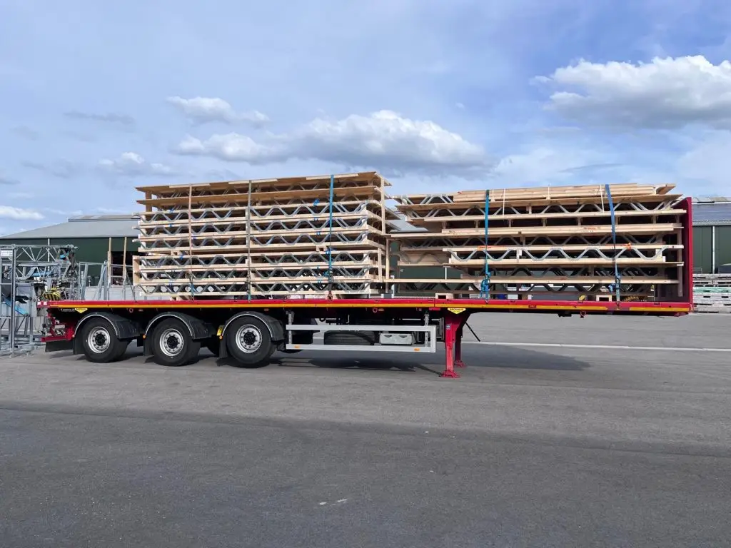 Posi-Joist cassettes geladen op vrachtwagen, gereed voor levering op de bouwplaats