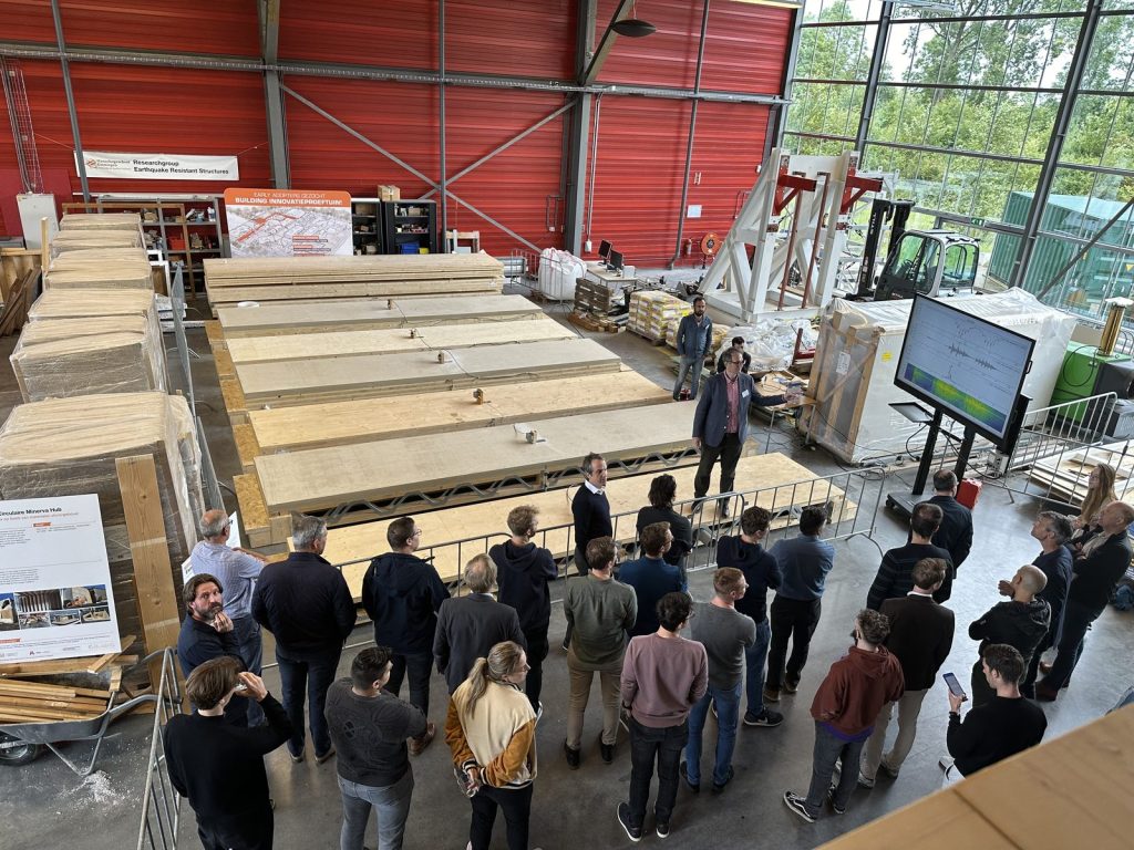 Trust in Timber trillingstesten op de Posi-Tech vloer bij BuildinG Groningen