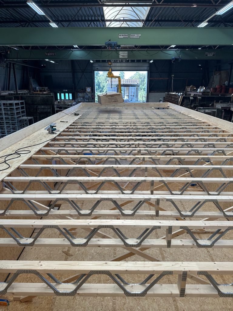 Posi-Joist V-web cassette in de hal voor de Waterwoningen Follegea